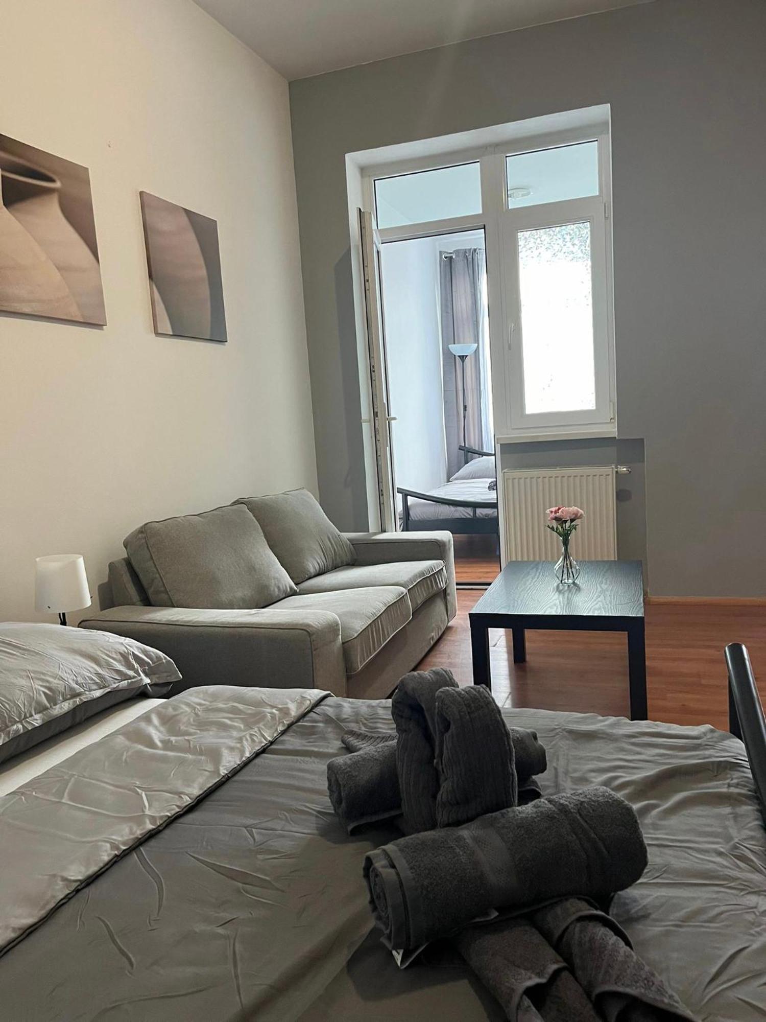 1St Plaza Apartment Братислава Экстерьер фото